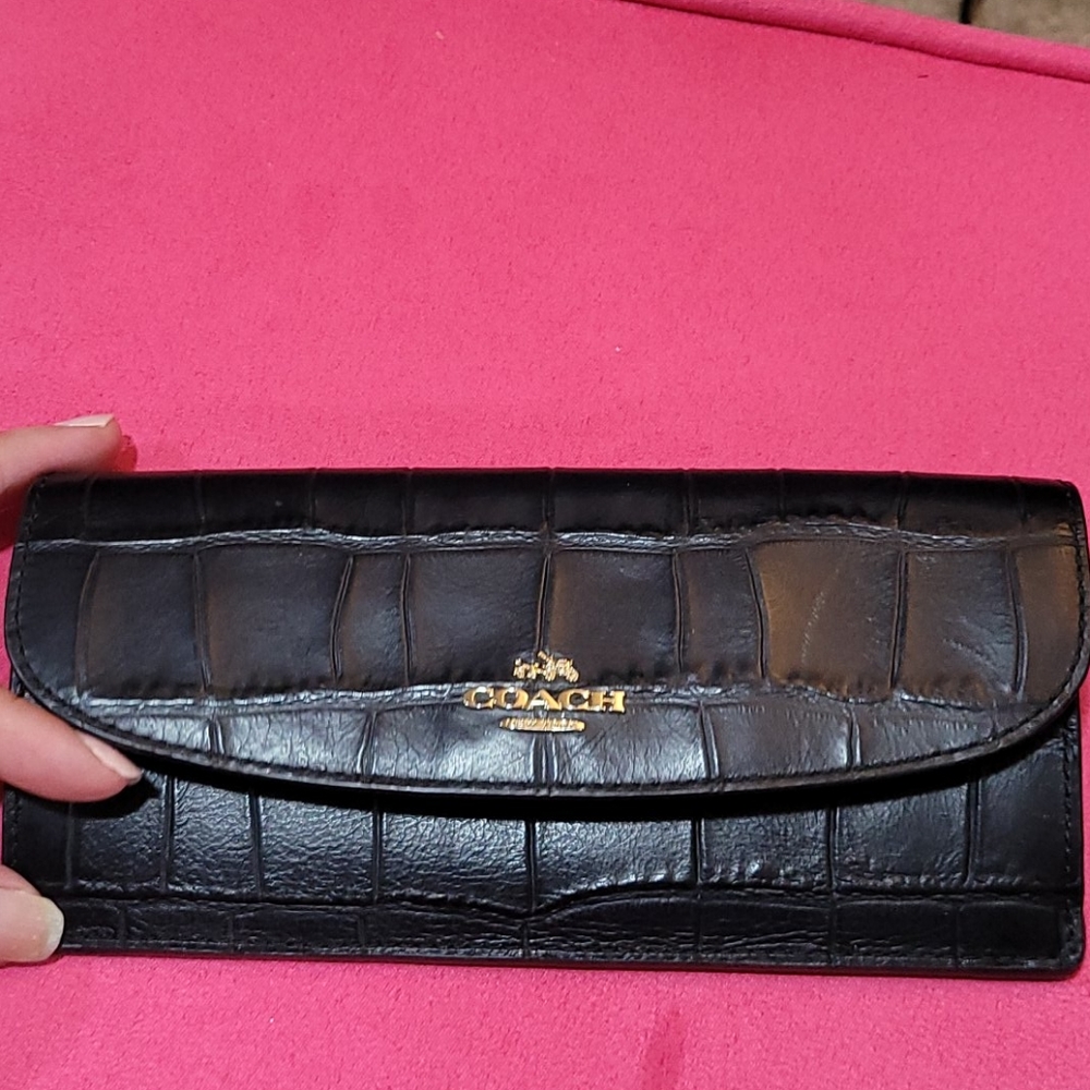 Coach Women's sleek Wallet!